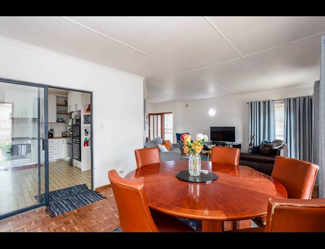 3 BEDROOM FREESTANDING FOR SALE IN OAKDALE
